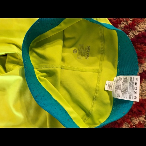 **SOLD**Nike Pro capris-Ladies - Picture 4 of 8